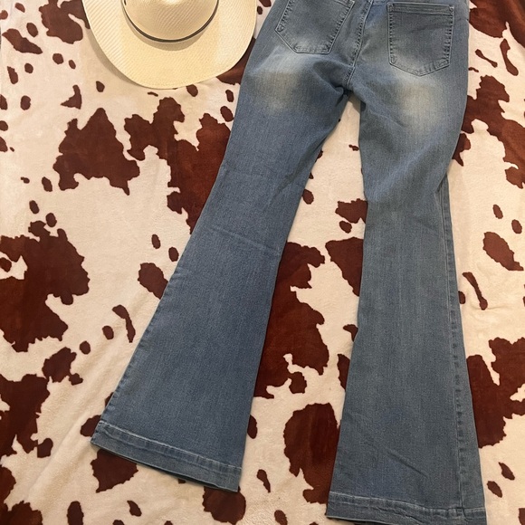 Classic light blue bell bottom jeans size 4 with a 31 inch inseam - Picture 3 of 4